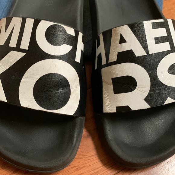 Michael Kors slide sandals cute for the summer🏝️☀️ size 6 - Picture 5 of 5
